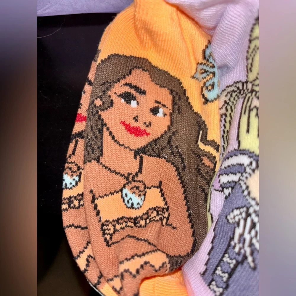 Disney Makeup Eraser Set  w/ 3 lip glosses and set of 5 socks - Picture 9 of 14